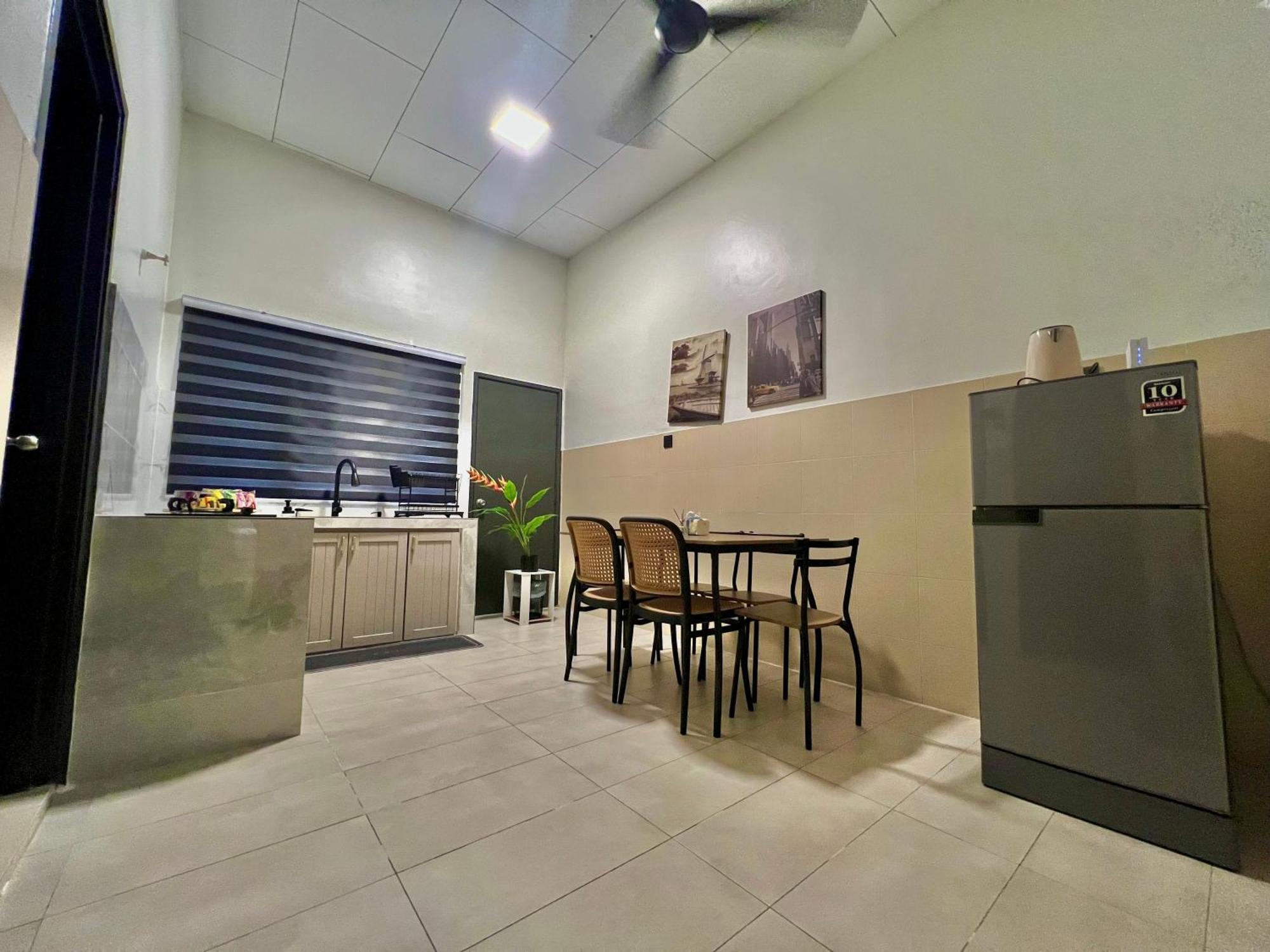 Corner House - Three Bedroom Quayside Rimbayu Kg Lombong Jalan Kebun Puchong Holiday home