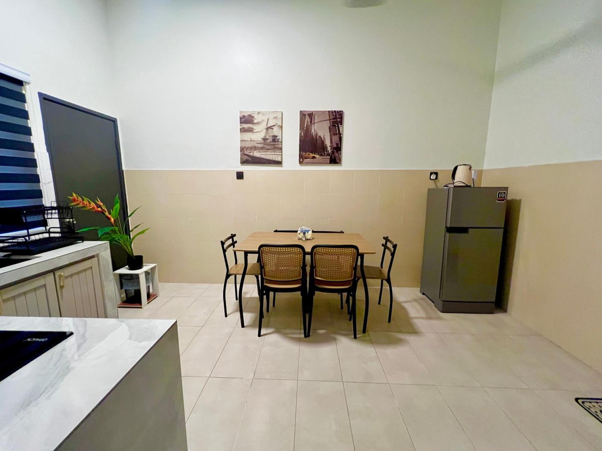 Corner House - Three Bedroom Quayside Rimbayu Kg Lombong Jalan Kebun Puchong *